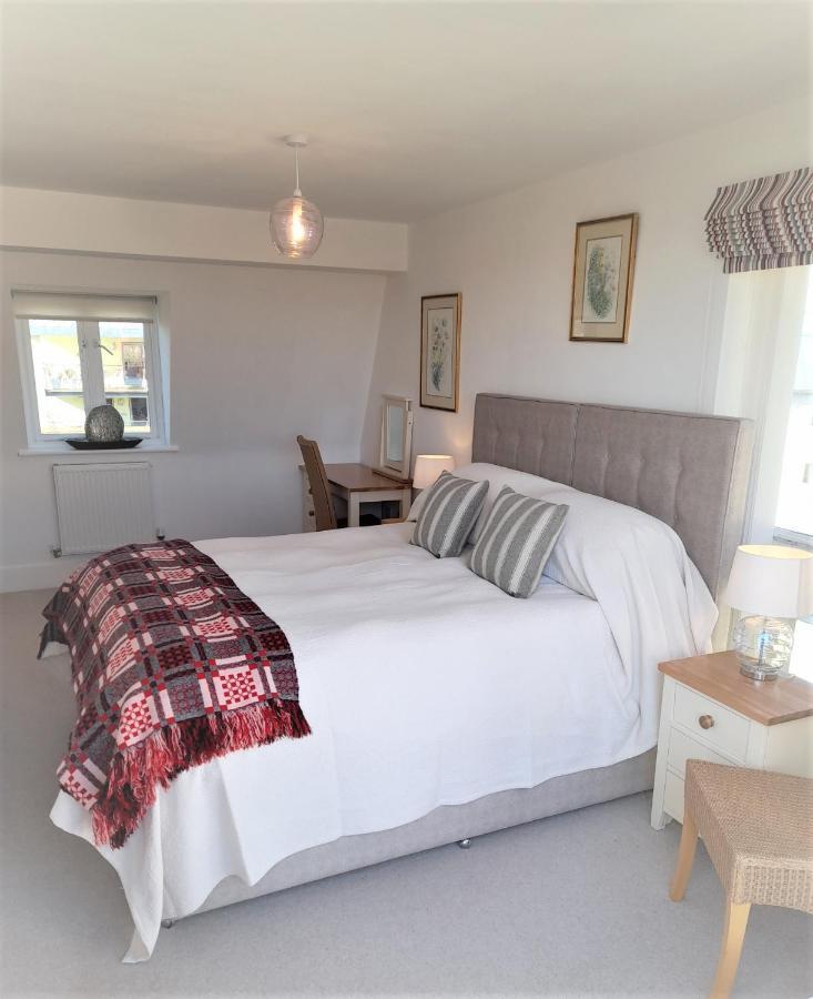 Crow'S Nest Penthouse Apartment With Free Spa Access Somerford Keynes ภายนอก รูปภาพ