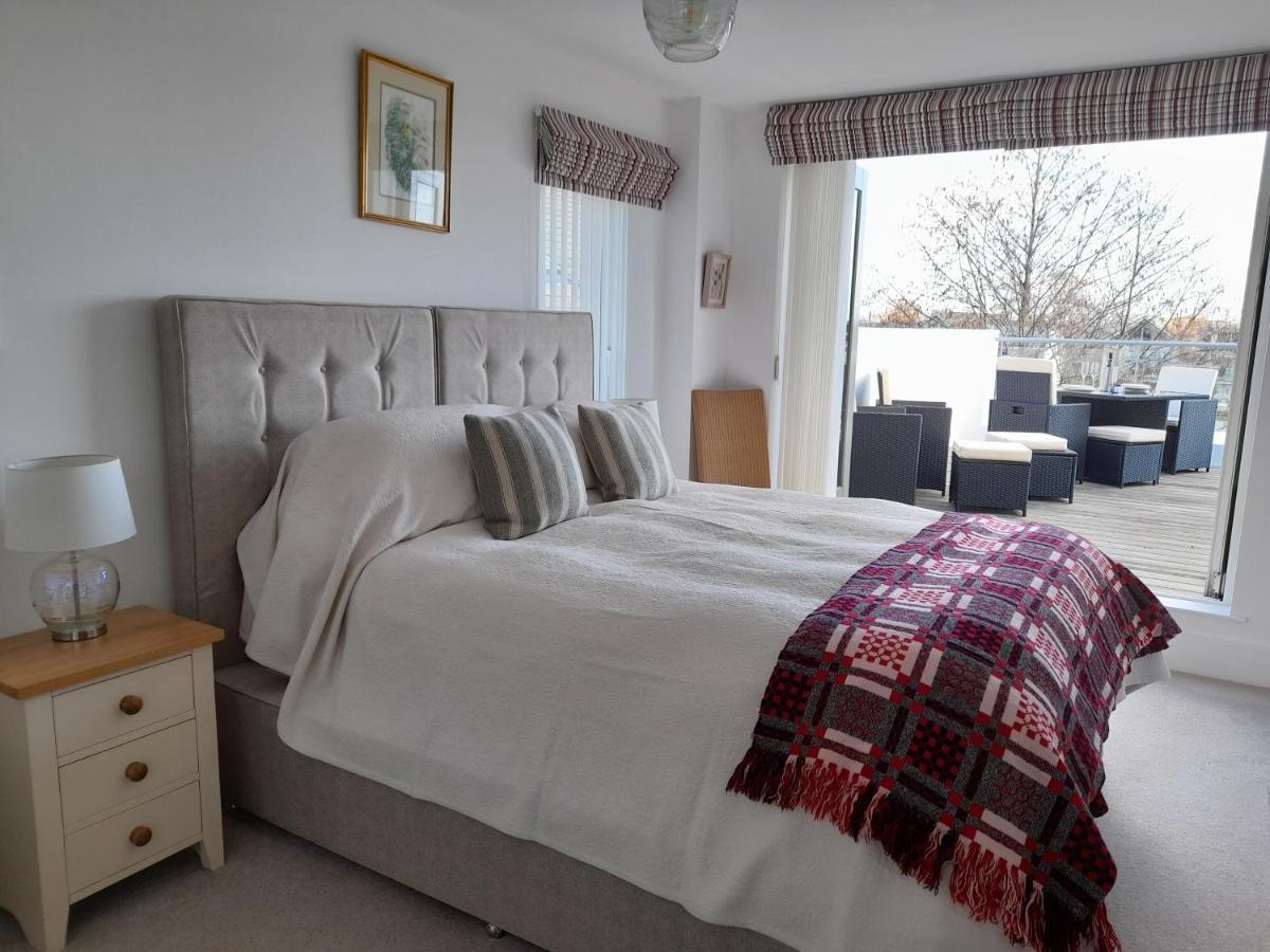Crow'S Nest Penthouse Apartment With Free Spa Access Somerford Keynes ภายนอก รูปภาพ