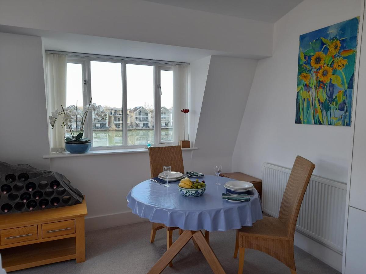 Crow'S Nest Penthouse Apartment With Free Spa Access Somerford Keynes ภายนอก รูปภาพ