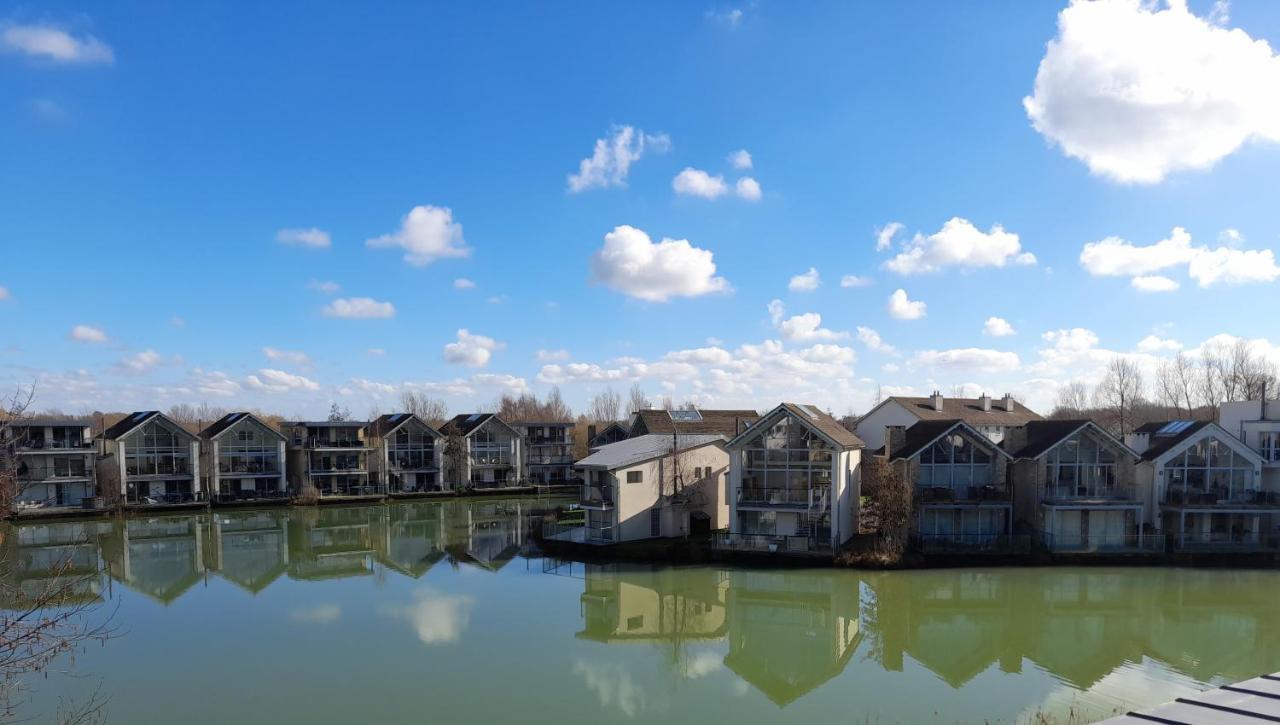 Crow'S Nest Penthouse Apartment With Free Spa Access Somerford Keynes ภายนอก รูปภาพ