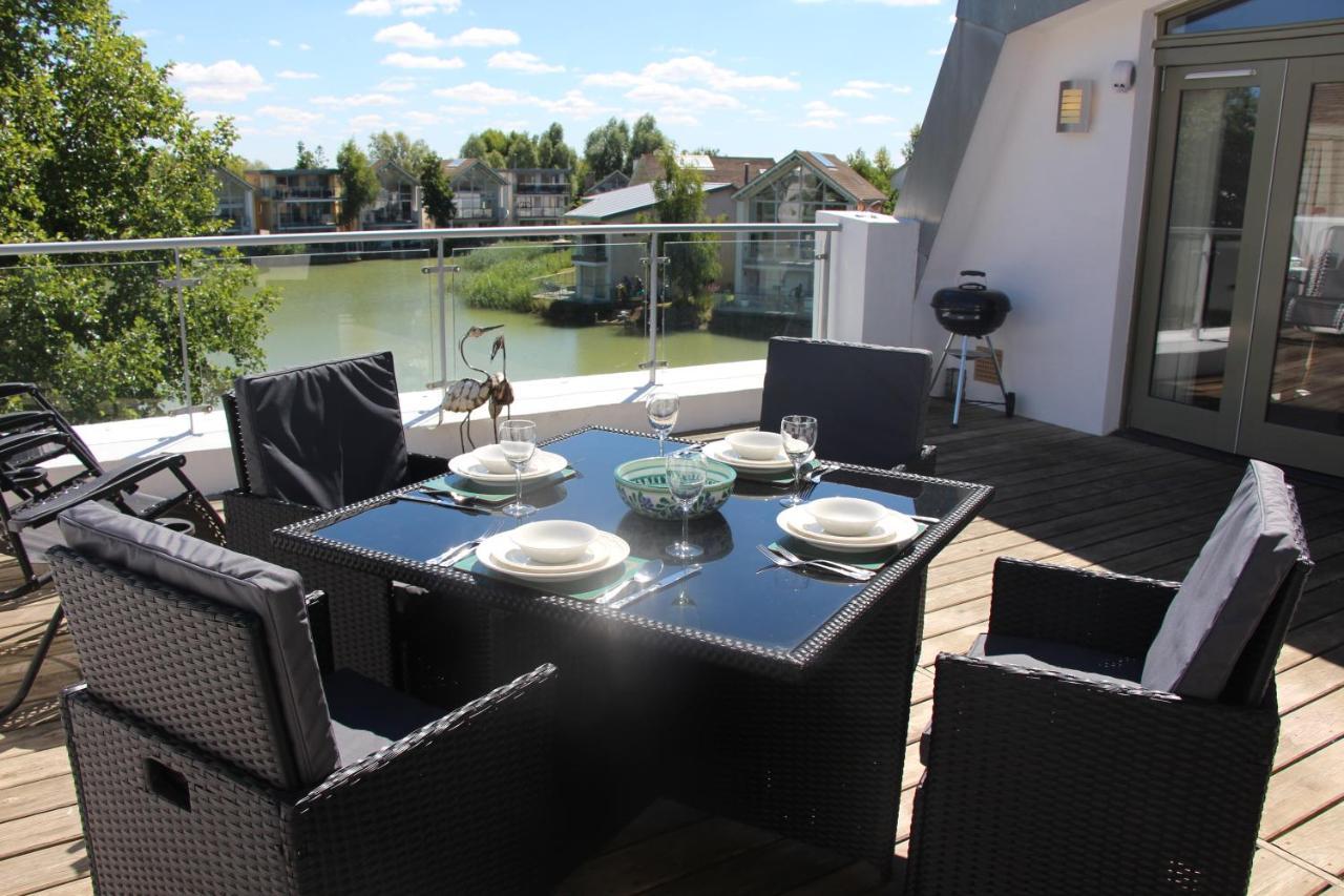 Crow'S Nest Penthouse Apartment With Free Spa Access Somerford Keynes ภายนอก รูปภาพ