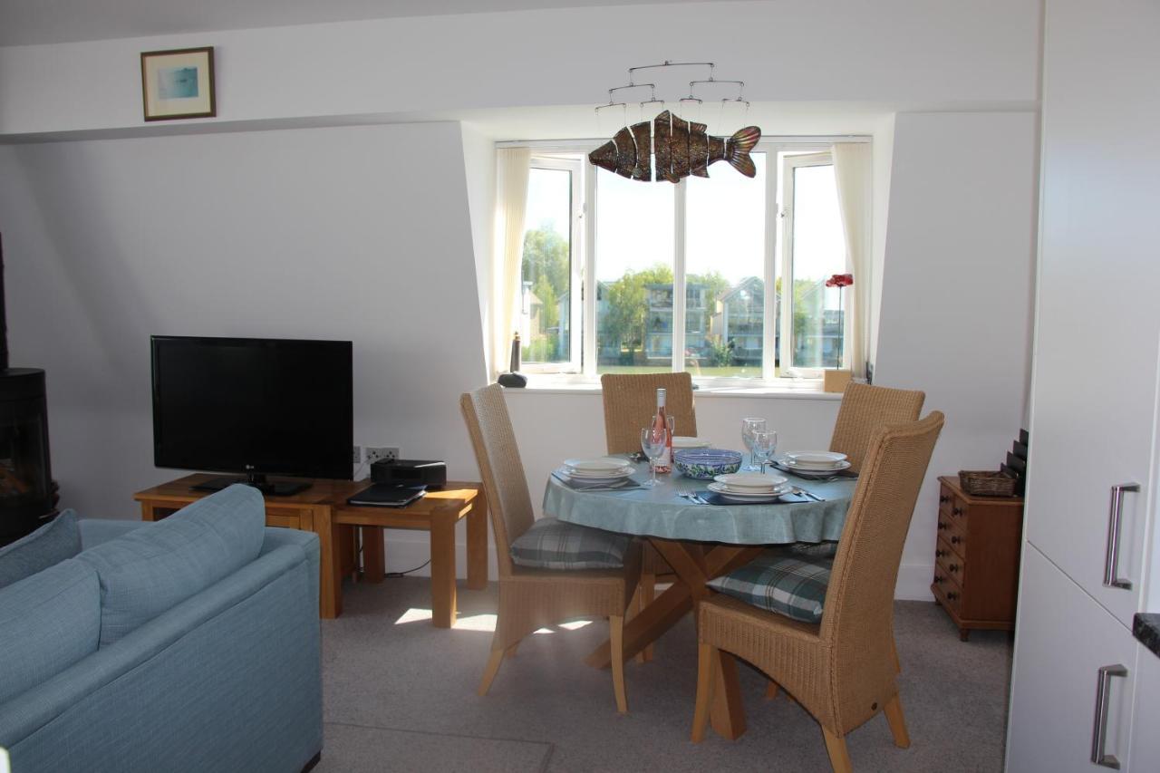 Crow'S Nest Penthouse Apartment With Free Spa Access Somerford Keynes ภายนอก รูปภาพ