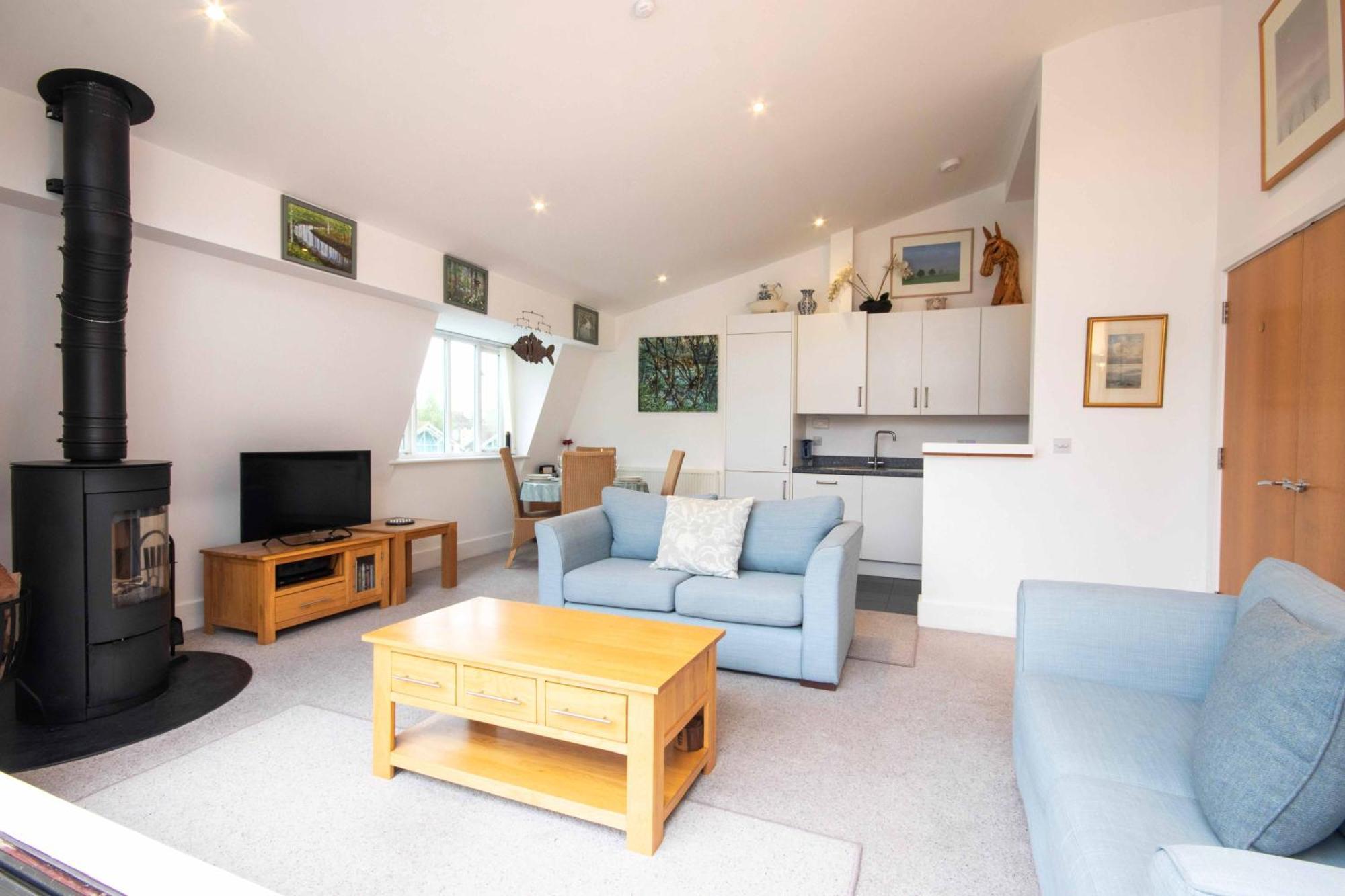 Crow'S Nest Penthouse Apartment With Free Spa Access Somerford Keynes ภายนอก รูปภาพ
