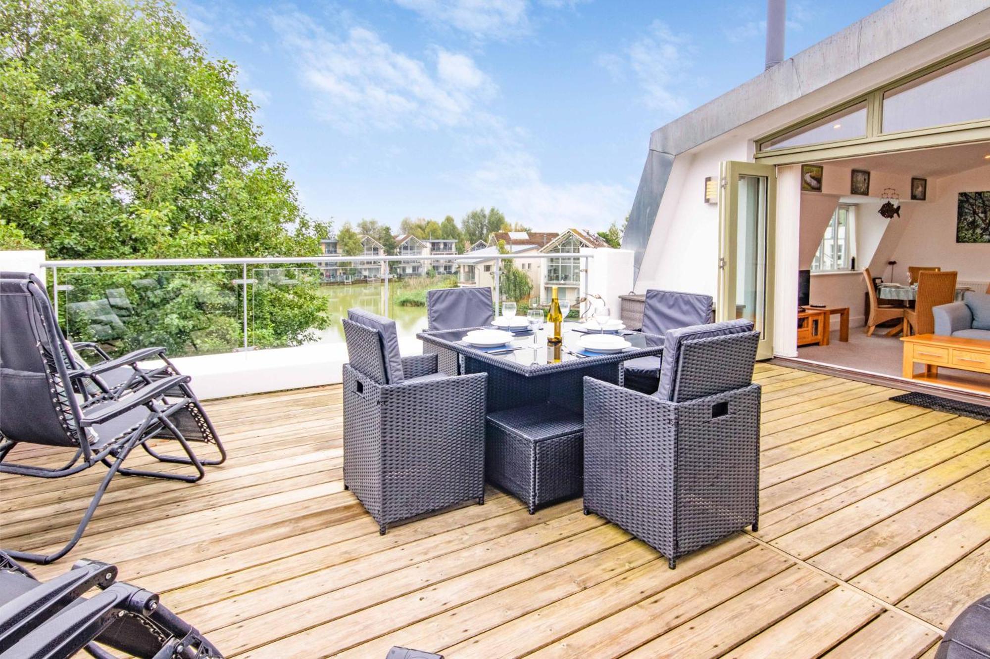 Crow'S Nest Penthouse Apartment With Free Spa Access Somerford Keynes ภายนอก รูปภาพ