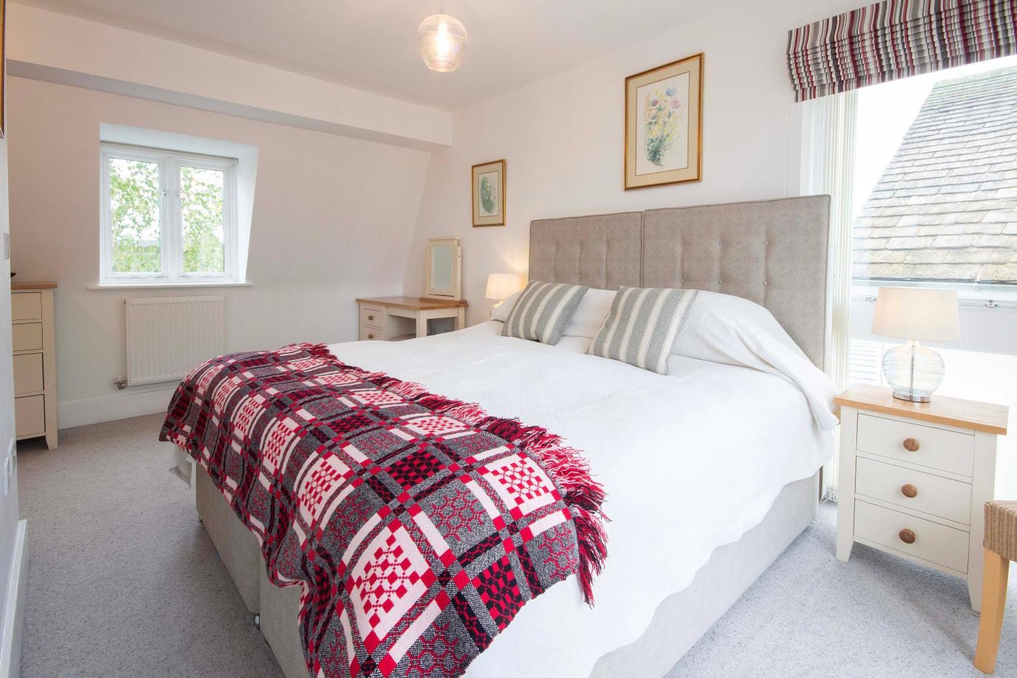 Crow'S Nest Penthouse Apartment With Free Spa Access Somerford Keynes ภายนอก รูปภาพ